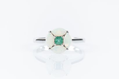 Bague fleurs en or blanc sertie d'une émeraude...