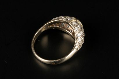 Bague jonc en or gris pavée de diamants taille...