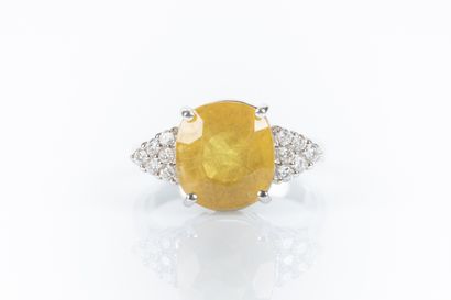 Bague en or blanc sertie d'un saphir jaune...