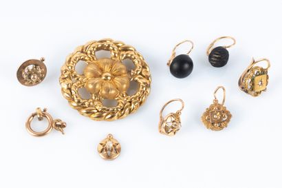 Ensemble de bijoux en or : broche fleur (acc....