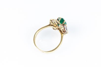 Bague en or jaune centrée d'une émeraude...