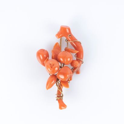 Broche en corail à décor d'une branche, de...