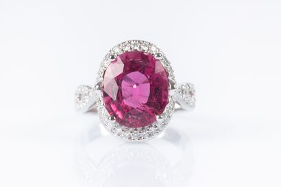 Bague en or gris sertie d'une rubellite rose...