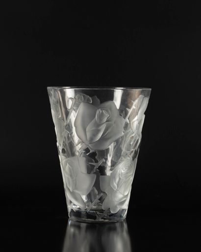 LALIQUE France
Crystal vase with frosted...