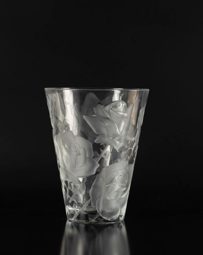 LALIQUE France
Crystal vase with frosted...