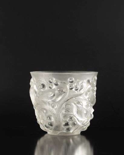 R. LALIQUE
Pressed glass vase, model 