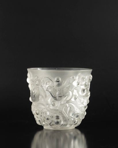 R. LALIQUE
Pressed glass vase, model 