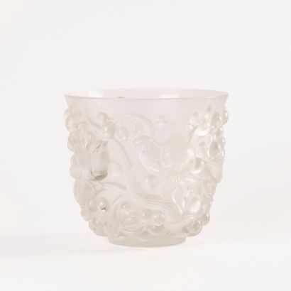 R. LALIQUE
Pressed glass vase, model 