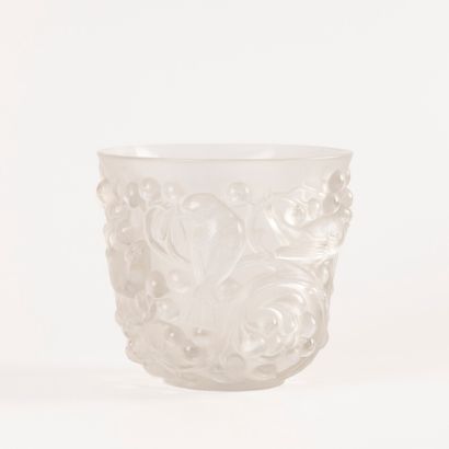 R. LALIQUE
Pressed glass vase, model 