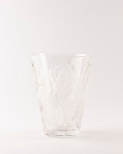 LALIQUE France
Crystal vase with frosted...