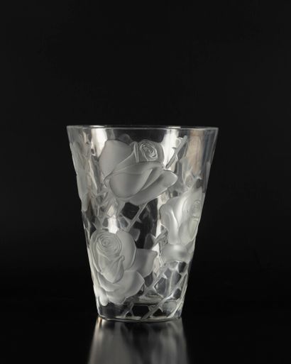 LALIQUE France
Crystal vase with frosted...