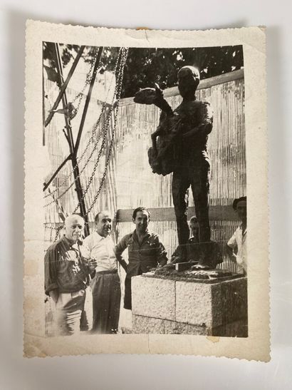 Photographie anonyme: cinq hommes autour...