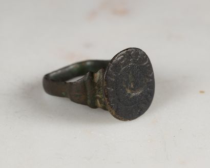Bague à chaton circulaire saillant gravé...