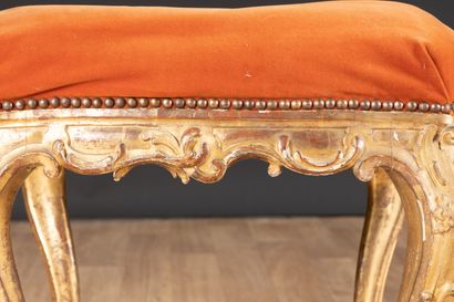 Grand tabouret en hêtre sculpté et doré de...
