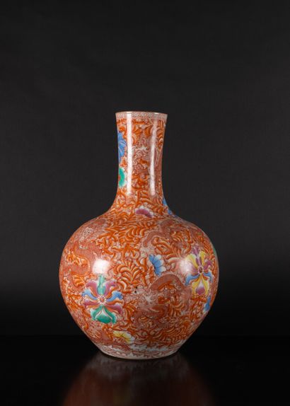 CHINE - XXe siècle
Vase de forme 'tianqiuping'...