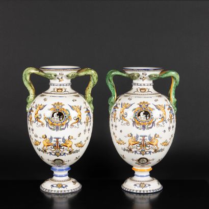 GIEN. Importante paire de grands vases en...