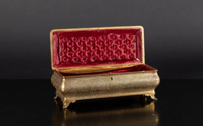 Coffret rectangulaire en bronze doré à décor...