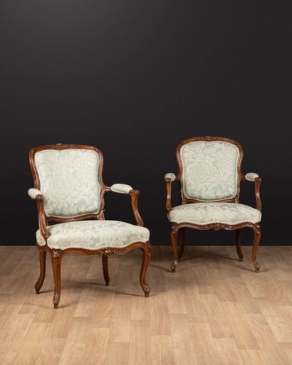 Paire de fauteuils cabriolet en bois naturel...
