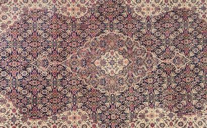 IRAN - SAROUK. Tapis en laine à fond beige,...