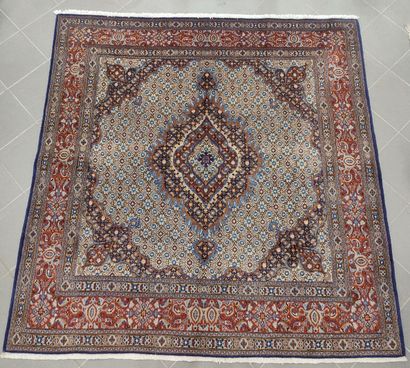 IRAN. Tapis à dominante bleue et rouge, médaillon...