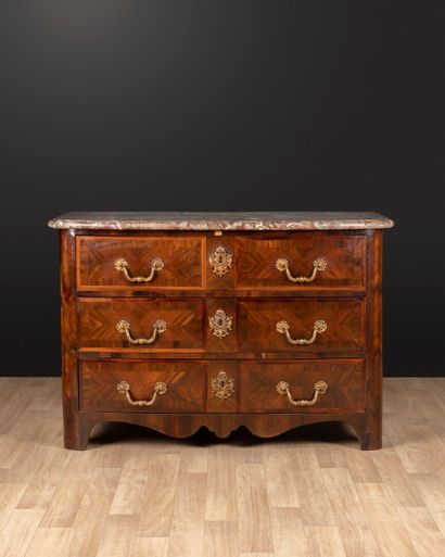 Commode bombé en placage de palissandre ouvrant...