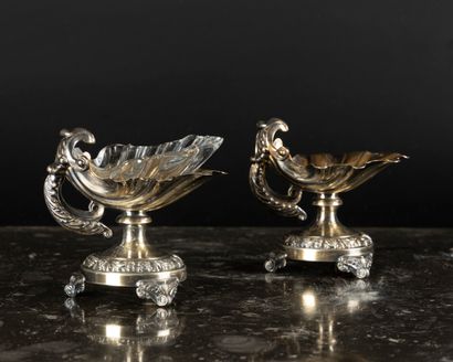Paire de salerons coquilles tripodes en argent...
