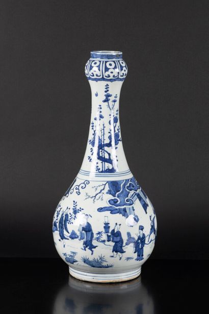 CHINE - Vers 1900
Vase de forme 'suantouping'...