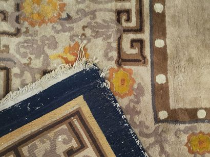 CHINE, XXème siècle. Très grand tapis en...