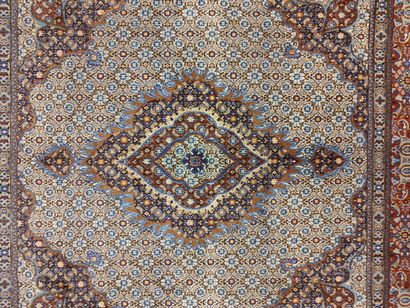 IRAN. Tapis à dominante bleue et rouge, médaillon...
