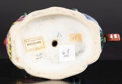 CHINE - XIXe siècle
Petite verseuse en porcelaine...