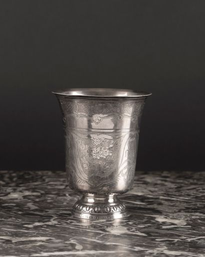 Timbale tulipe en argent gravé de fleurs...