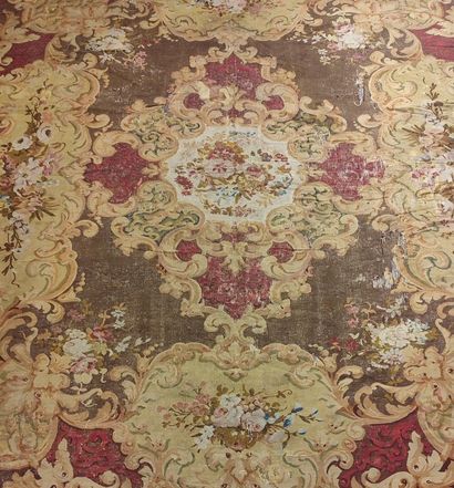 Important tapis en laine à motifs de fleurs...
