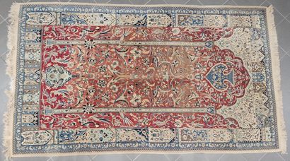 IRAN - NAIN. Tapis en laine à fond beige,...