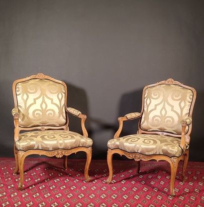 Paire de fauteuils en bois mouluré et sculpté...