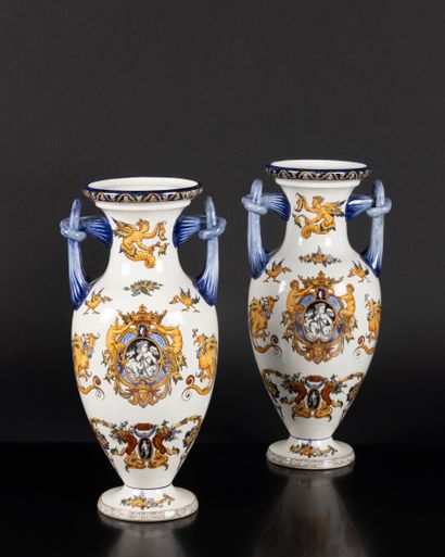 GIEN. Paire de vases à anses en faïence,...