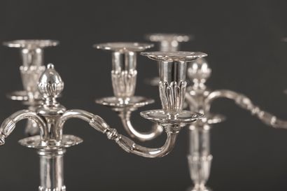 Paire de candélabres en argent, le flambeau...