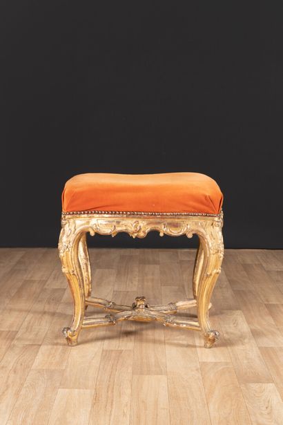 Grand tabouret en hêtre sculpté et doré de...