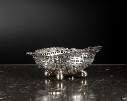 Petite coupe ajourée en argent à décor de...