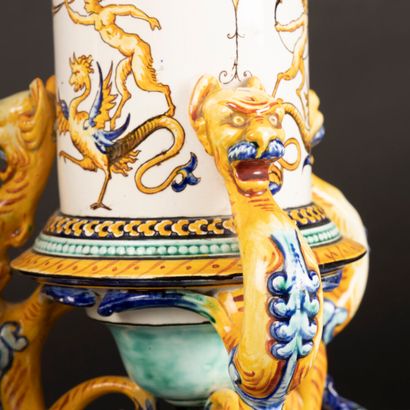 GIEN. Rare paire de vases rouleaux en faïence,...