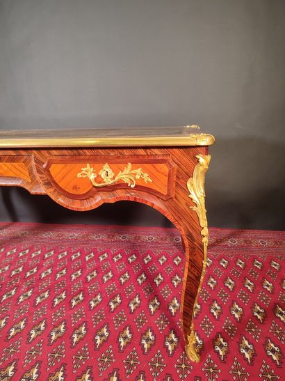Bureau plat en placage de bois de rose et...