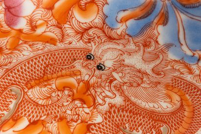 CHINE - XXe siècle
Vase de forme 'tianqiuping'...