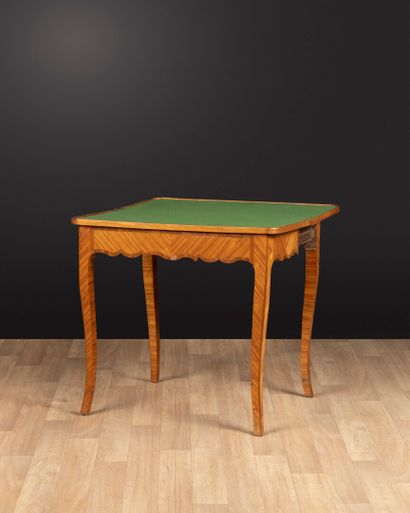 Petite table à jeux en marqueterie de bois...