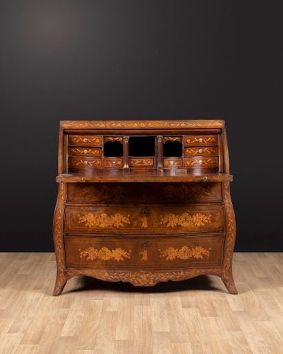 Commode cylindre en bois de placage marquetée,...
