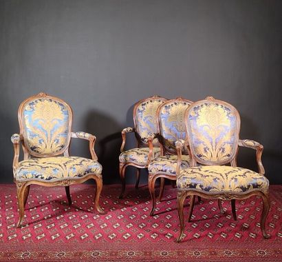 Suite de 4 fauteuils en bois sculpté et mouluré...