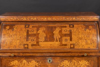 Commode cylindre en bois de placage marquetée,...