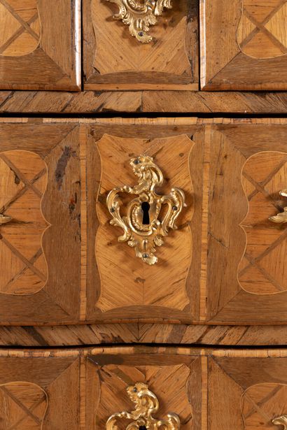 Commode en bois de placage ouvrant à trois...