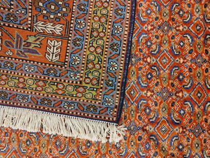 IRAN. Tapis à décor de fleurs et feuillages...