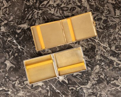 2 étuis à cigarettes: l'un en argent guilloché...