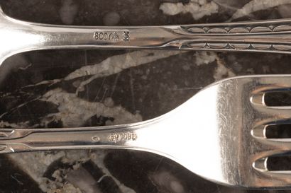 Série de couverts en argent, frise géométrique:...