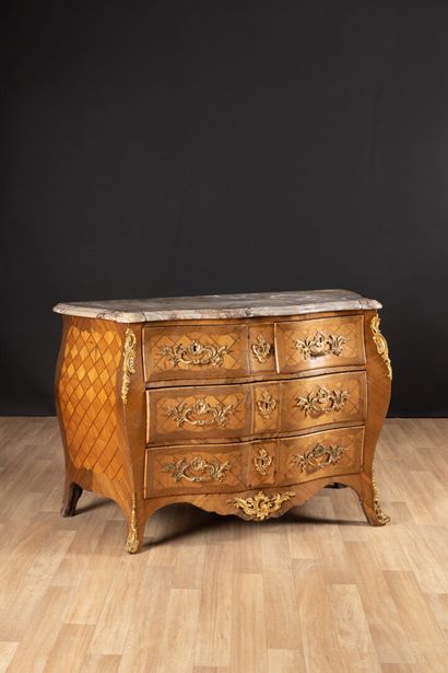 Commode en bois de placage ouvrant à trois...